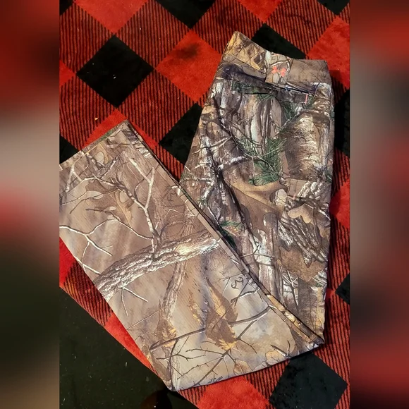 Under Armour Women's Realtree camouflage hunting pants size 8 - Picture 11 of 12